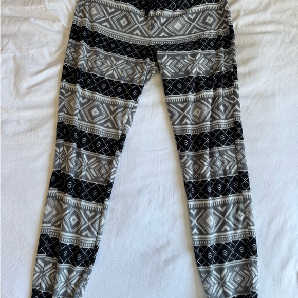 Cozy Geometric Pattern Winter Fleece Pajama Set- Old Navy Medium Tall - Picture 4 of 6